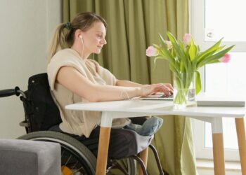 a imagem ilustra uma mulher usando um notebook que possível acessibilidade, assim outro exemplo de o que é acessibilidade