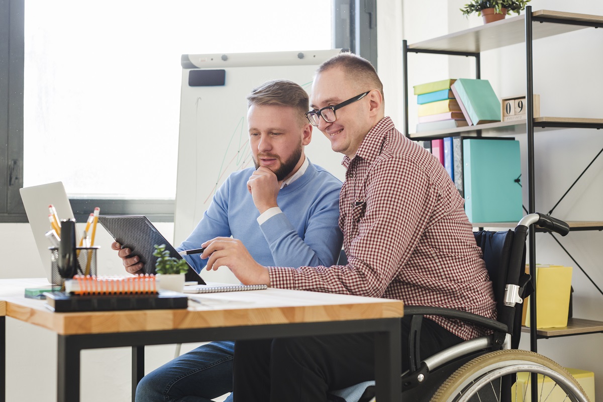 Qual a diferença entre incluir e integrar pessoas com deficiência?