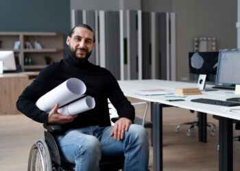 a imagem ilustra um cadeirante melhorando as suas qualificações profissionais