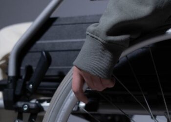 Como uma empresa pode oferecer o suporte adequado para profissionais com deficiência?