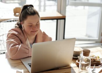 Como fazer a inclusão de pessoas com deficiência intelectual no seu negócio?