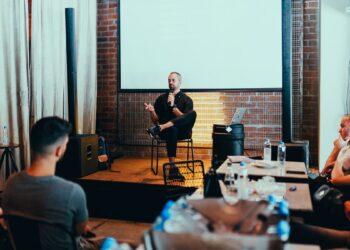 Eduque sua equipe e promova palestras sobre capacitismo na sua empresa