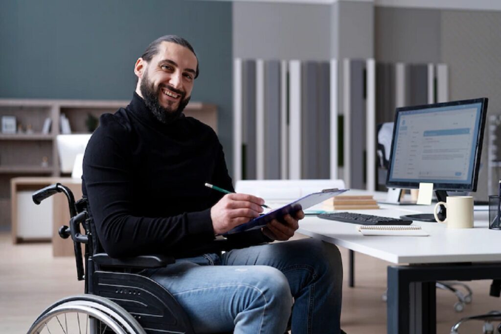 Homem sorrindo em cadeira de rodas com prancheta na mão