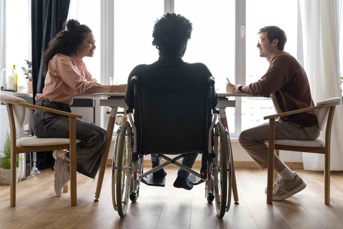 Imagem de pessoas em uma reunião, sendo uma delas cadeirante para indicar uma equpe plural