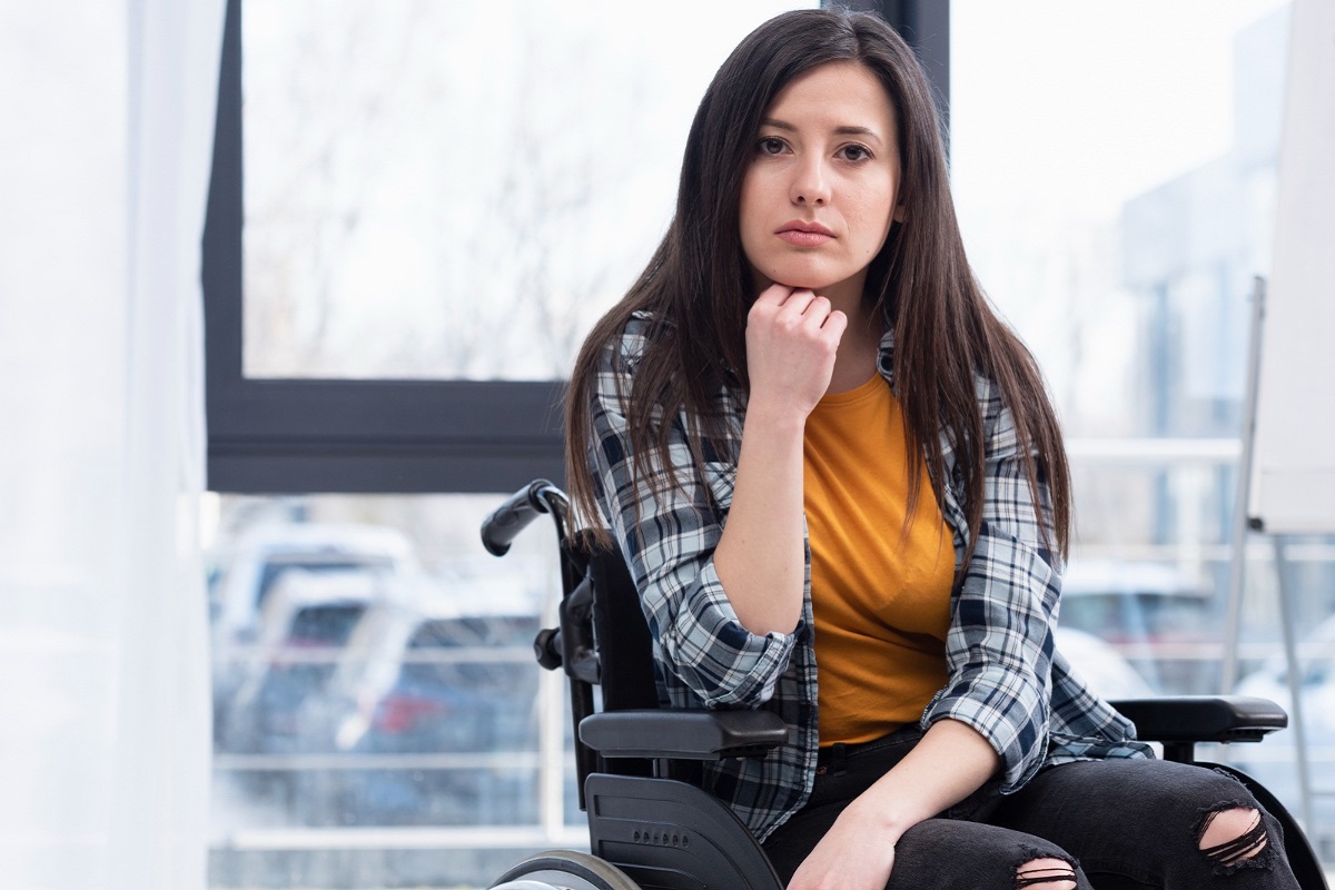 mulher jovem em uma cadeira de rodas