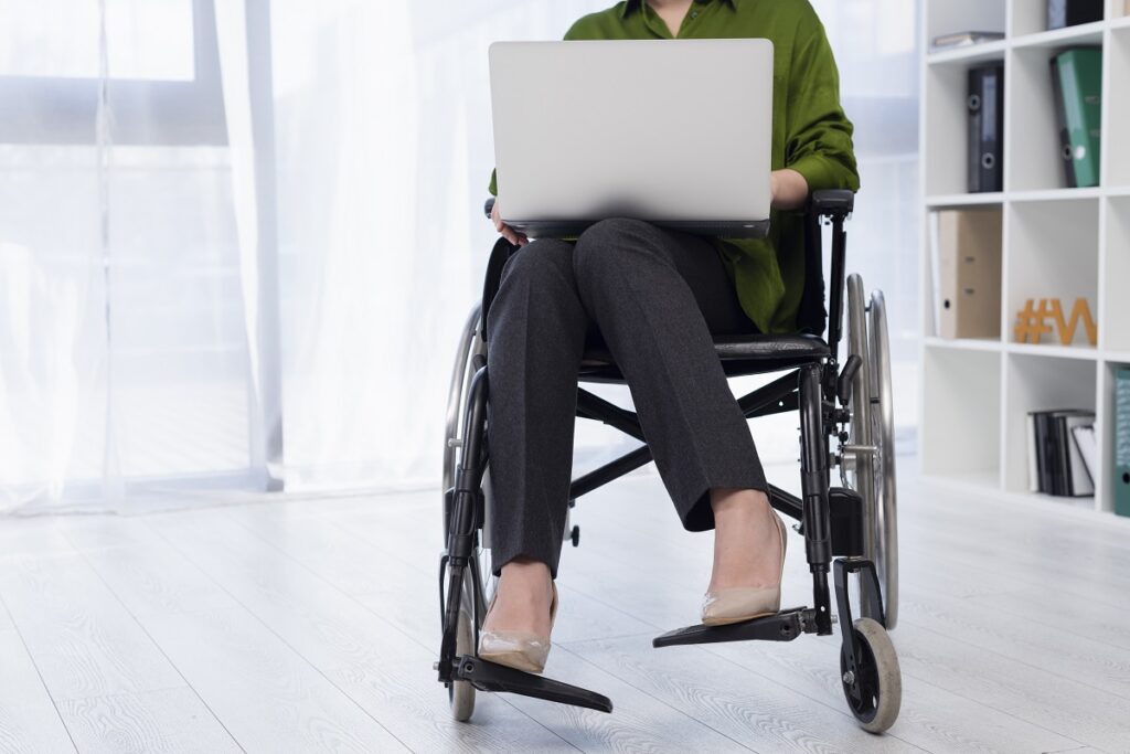 Educação nas empresas: A imagem retrata uma mulher cadeirante. 