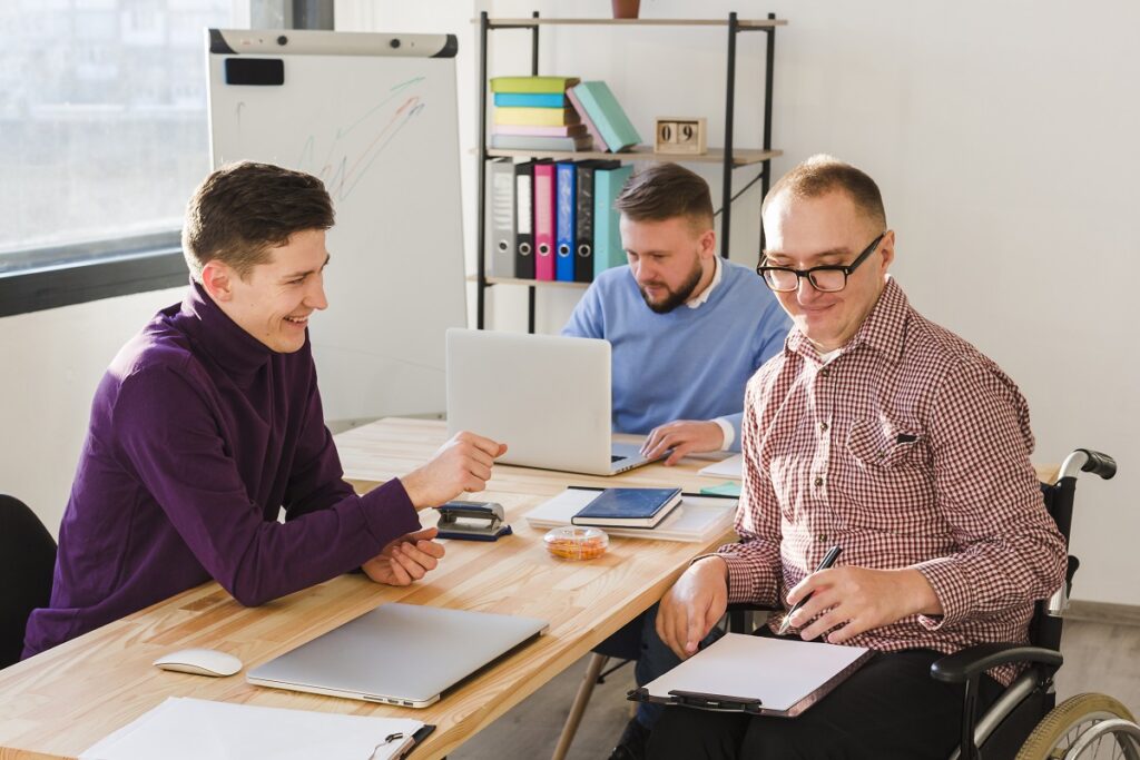 Identidade inclusiva: A imagem mostra um cadeirante em uma entrevista de emprego