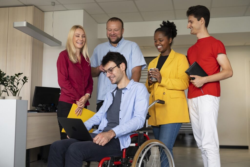 Identidade inclusiva: A imagem mostra um cadeirante sendo incluído em uma roda de conversa. 