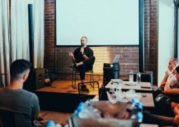 Homem fazendo evento sobre Falta de informação em local de trabalho