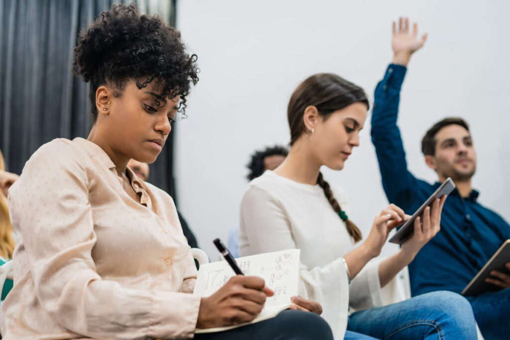 palestra sobre inclusão no RH: a imagem mostra pessoas assistindo a uma palestra