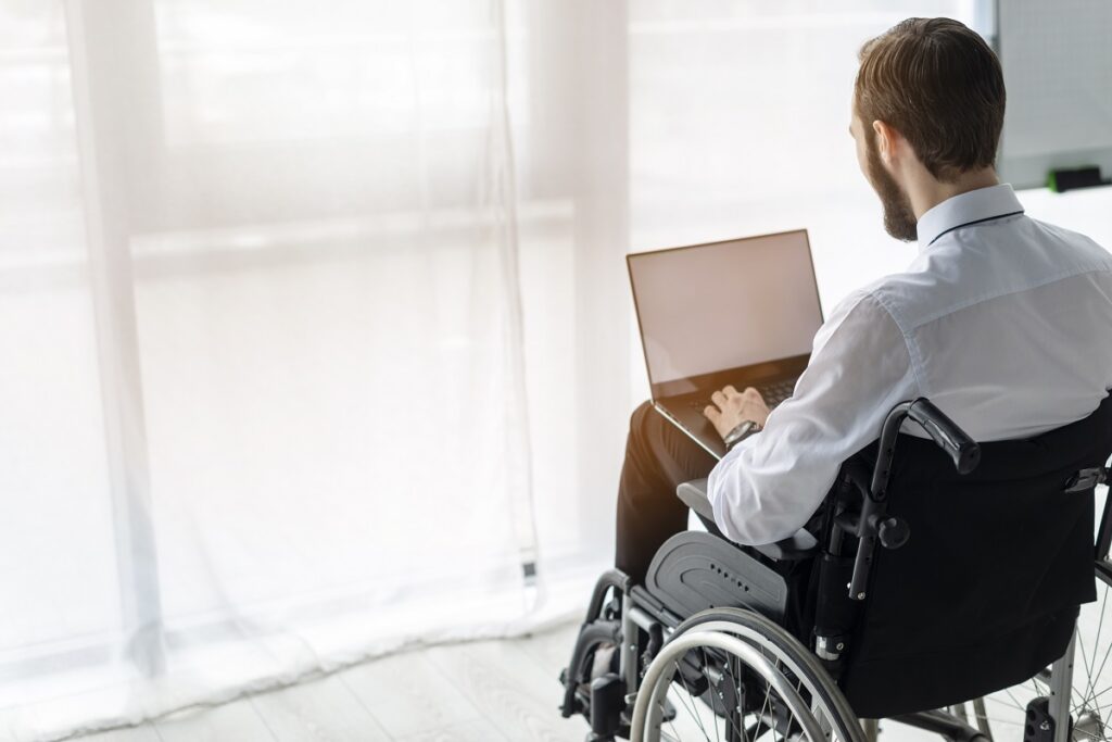 Recrutamento de pessoas com deficiência: a imagem mostra um cadeirante usando um computador