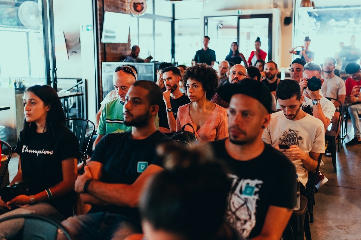 Pessoas em sala de reunião de empresa participando de treinamentos