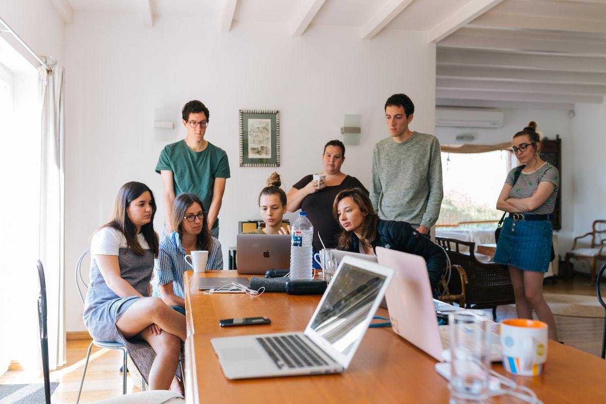 pessoas em uma sala de reunião no trabalho