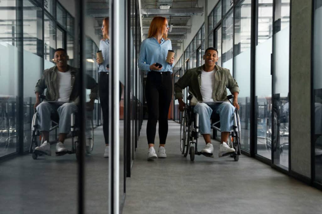 duas pessoas em um corredor mostrando a acessibilidade nas empresas