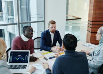 imagem ilustra uma equipe montando um plano de diversidade para uma empresa