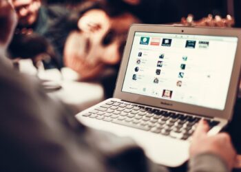 Como a comunicação escrita pode ajudar na educação sobre diversidade e inclusão?