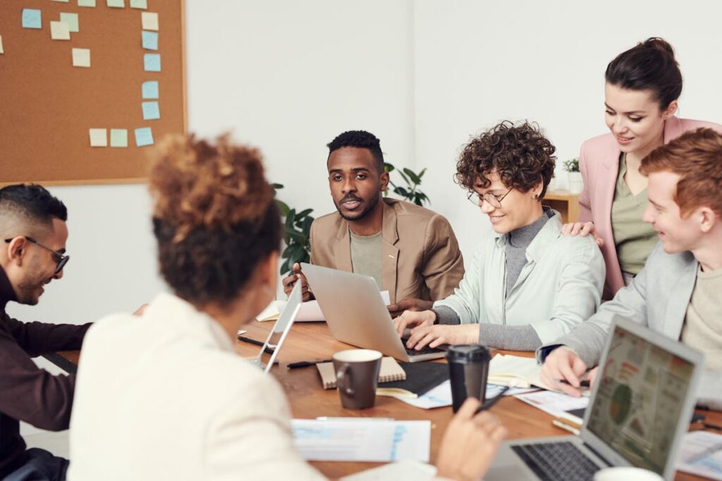 Melhores dinâmicas em grupo para estimular o trabalho em equipe e manter um bom ambiente de trabalho