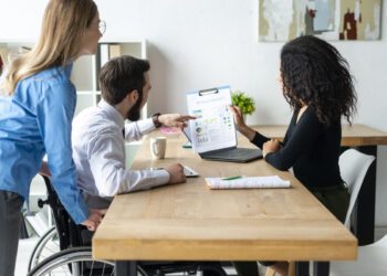 Como a gestão do conhecimento ajuda pessoas com deficiência nas empresas?