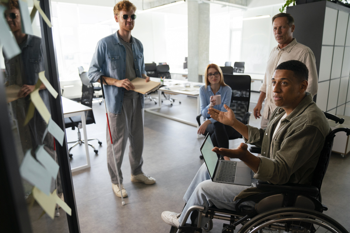 Como a liderança inclusiva ajuda a incluir pessoas com deficiência nas empresas