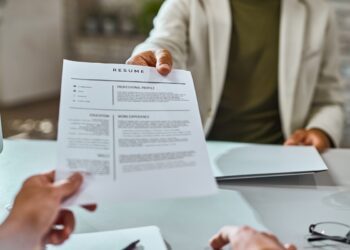 Como avaliar o currículo profissional de forma inclusiva e diversa?