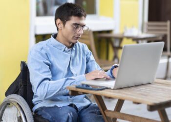 Como a comunicação assíncrona pode ser usada para incluir pessoas com deficiência nas empresas?