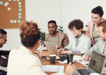 Como o networking ajuda na promoção de oportunidades de emprego para pessoas com deficiência?