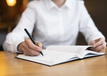 Use a entrevista escrita para promover a inclusão e ganhar escalabilidade