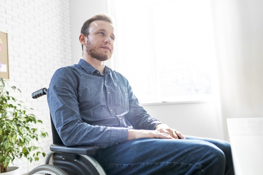 Como facilitar a adaptabilidade de uma pessoa com deficiência física na empresa?