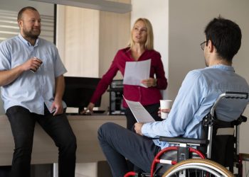 Como os setores podem superar desafios na seleção de pessoas com deficiência?