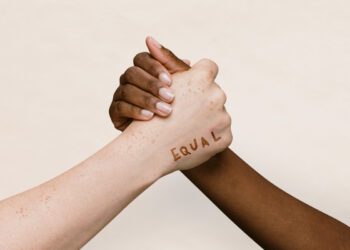 Como criar políticas que proíbam a discriminação e promovam a equidade?