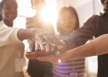 Como superar resistência e promover a aceitação na busca por uma equipe diversa?