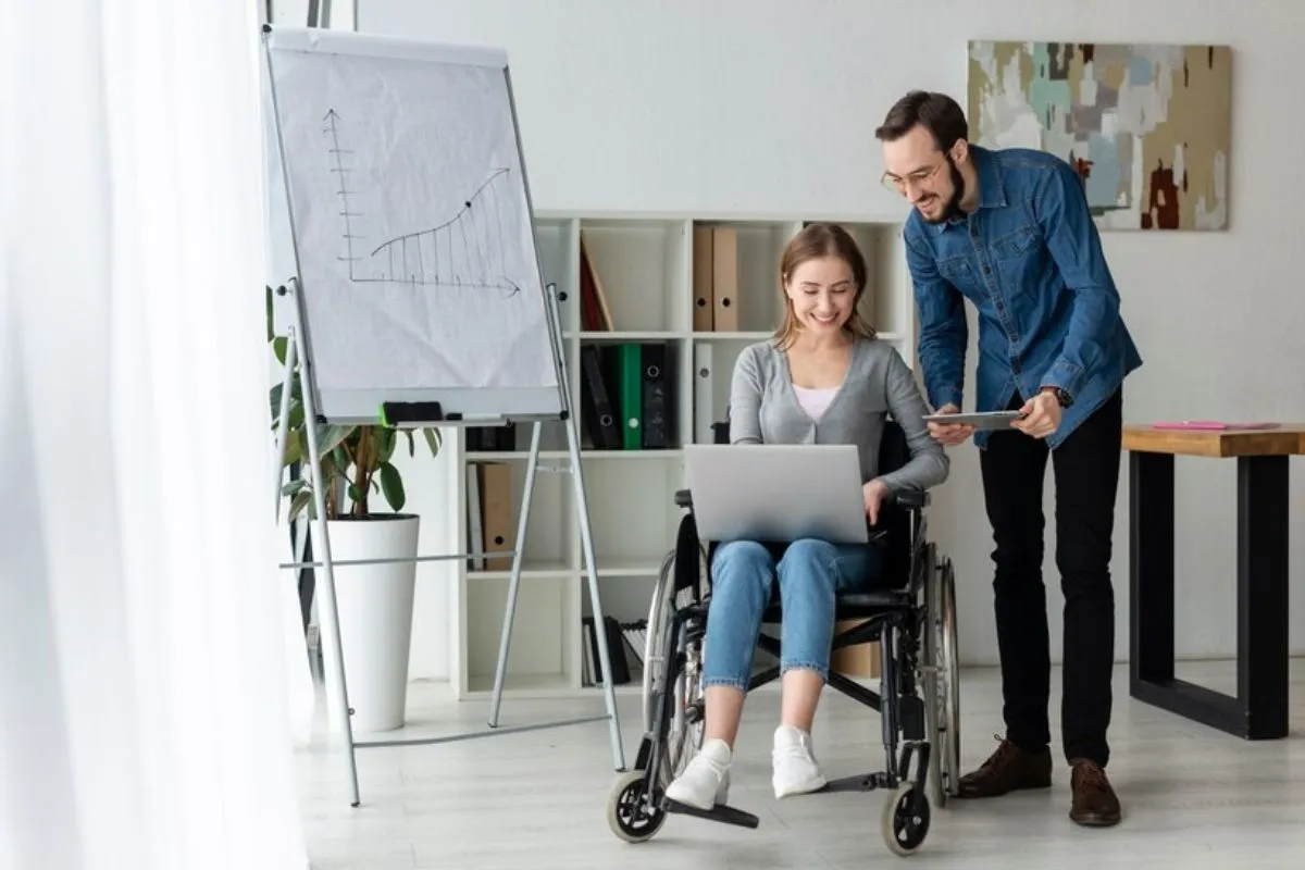 Como apoiar o desenvolvimento de habilidades técnicas em colaboradores com deficiência?