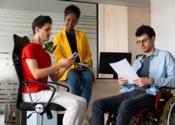 Como apoiar o desenvolvimento de habilidades técnicas em colaboradores com deficiência?