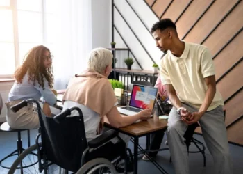 Empresas privadas e o setor público integram pessoas com deficiência de forma diferente?