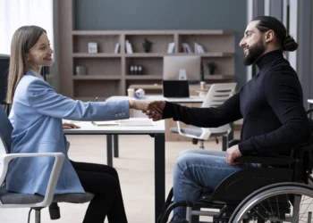 Homem e mulher dando um aperto de mãos em um ambiente de trabalho